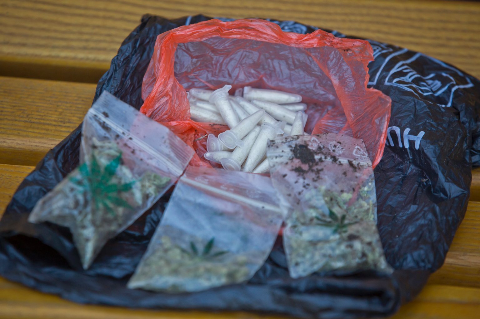 Die Dealer hatten unter anderem Marihuana und Kokain bei sich.