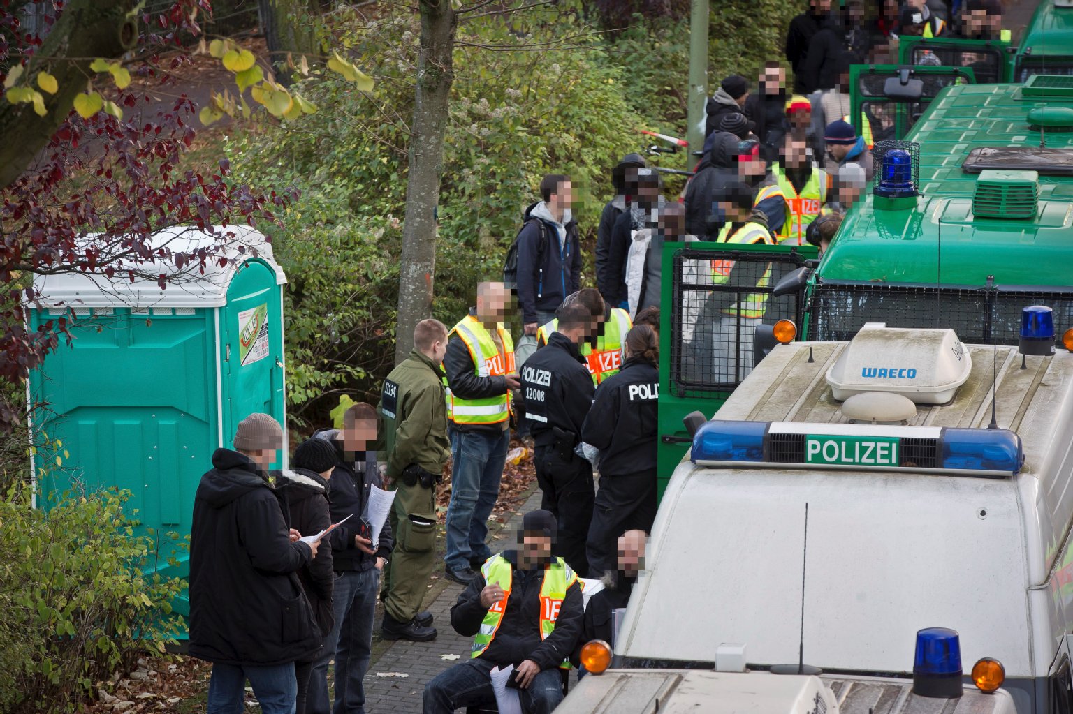 Am Görlitzer Ufer hat die Polizei ein "Bearbeitungswesen" eingerichtet. Auch für eine Dixi-Toilette wurde gesorgt, damit die Rechte der Festgenommenen gewahrt werden konnten, wenn diese mal austreten mussten.