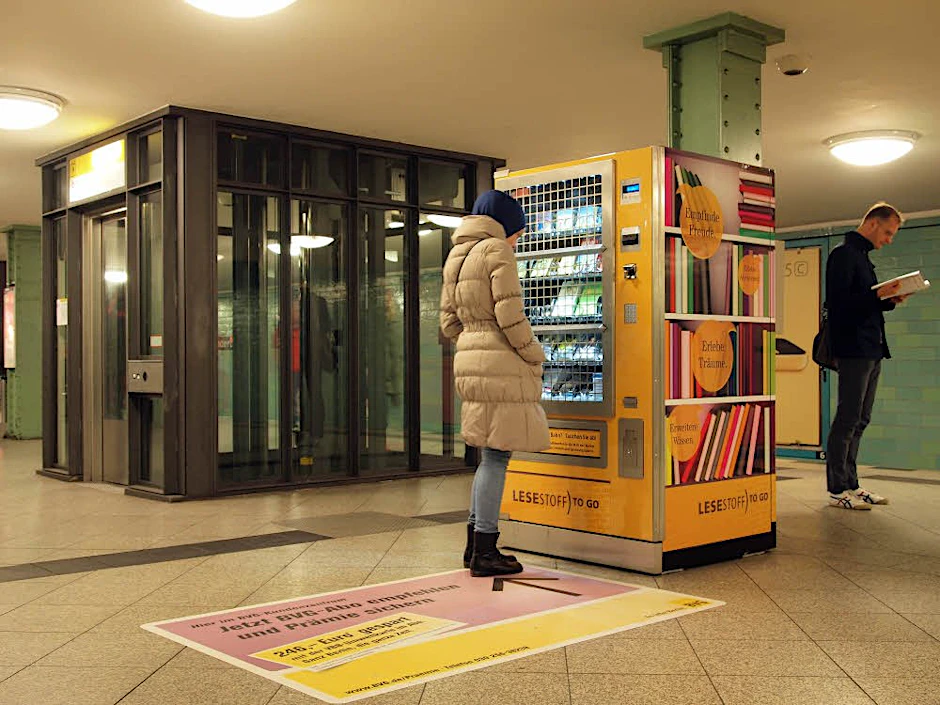 Ran an den Stoff: Lektüre-Nachschub am Alexanderplatz.