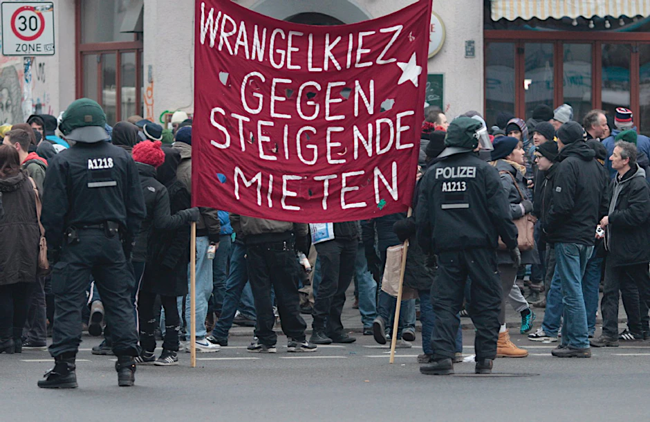 In Berlin wird regelmäßig gegen steigende Mieten demonstriert.