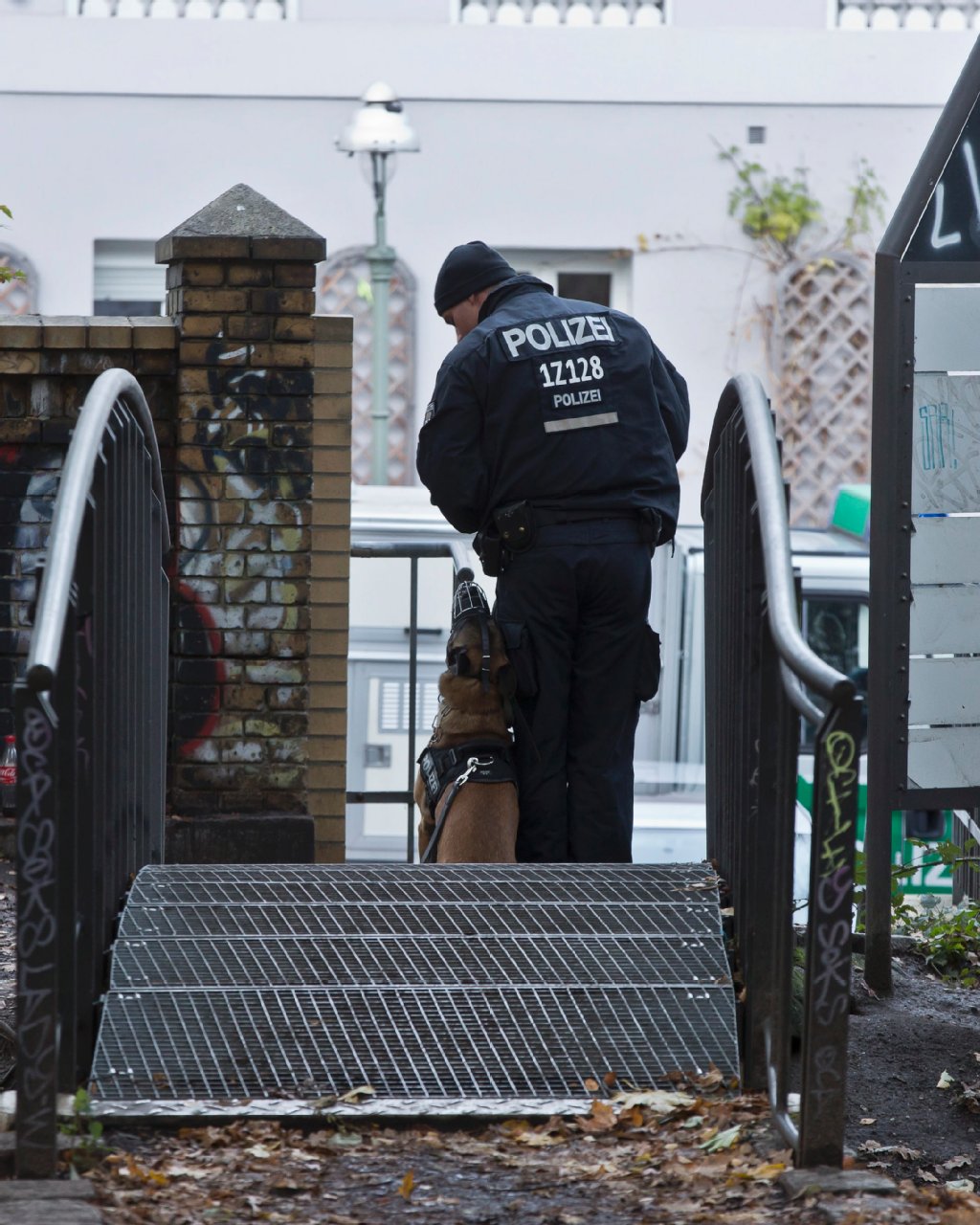 Ein Polizist beschützt mit einem Hund einen der Eingänge des Görlitzer Parks.