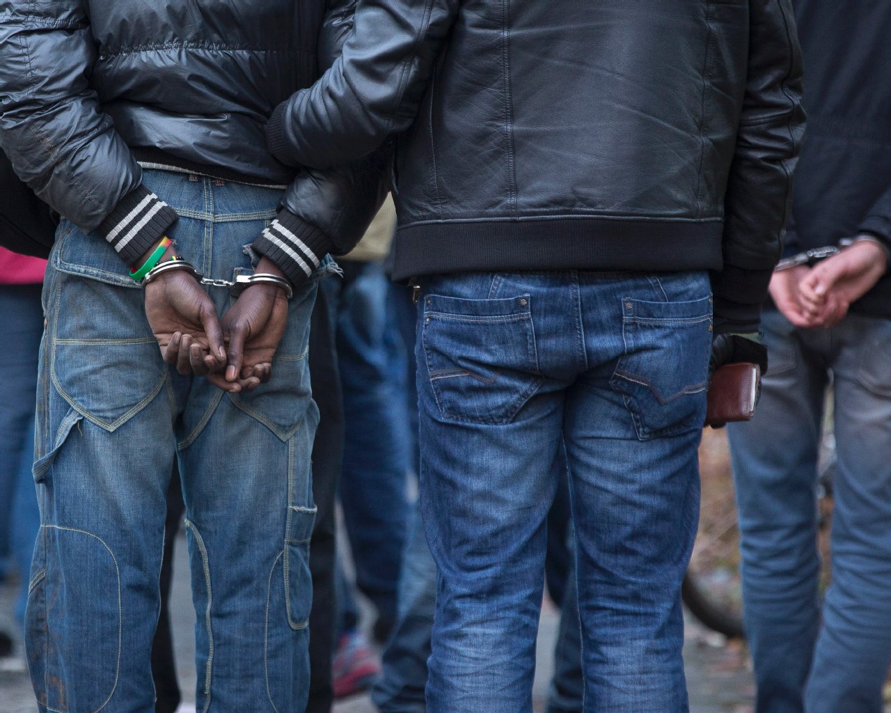 Den meisten Festgenommenen wurden Handschellen angelegt.