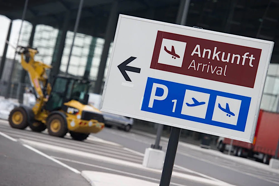 Weil der Flughafen noch nicht in Betrieb ist, verbraucht er weniger Geld.