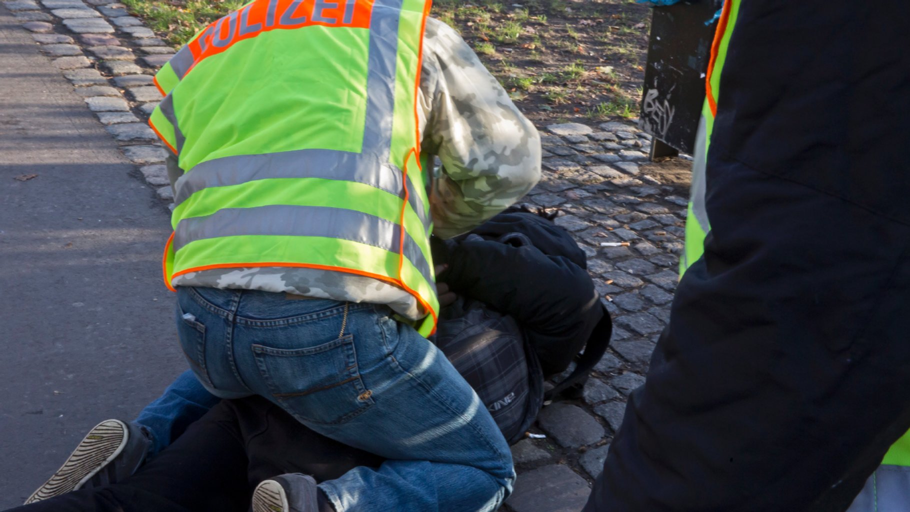 Einige Verdächtige leisteten Widerstand und mussten in Handschellen gelegt werden.