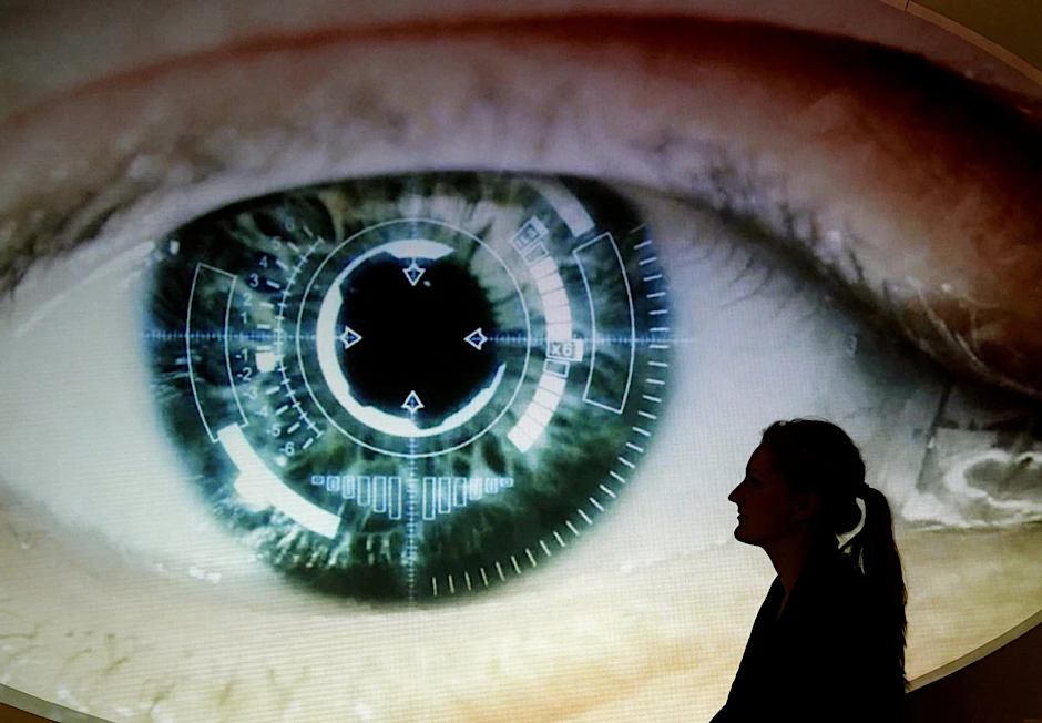 Ein übergroßes Auge schaut sich in der Spionageausstellung im "Top Secret" in Oberhausen eine Mitarbeiterin an.
