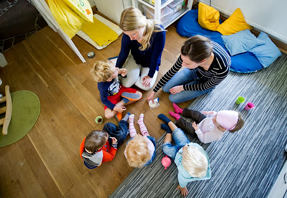 Fünf Kinder mit ihren Tagesmüttern.