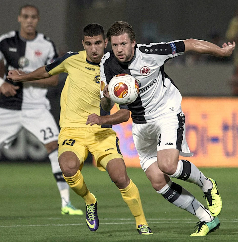 Eintracht Frankfurts Marco Russ (r) im Zweikampf mir Munas Dabbur von Maccabi Tel Aviv.