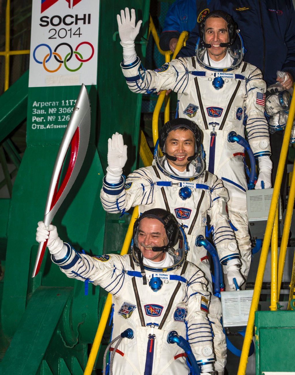 Von links nach rechts: Michail Tjurin (Russland) mit der Fackel, Koichi Wakata (Japan) und Rick Mastracchio (USA).