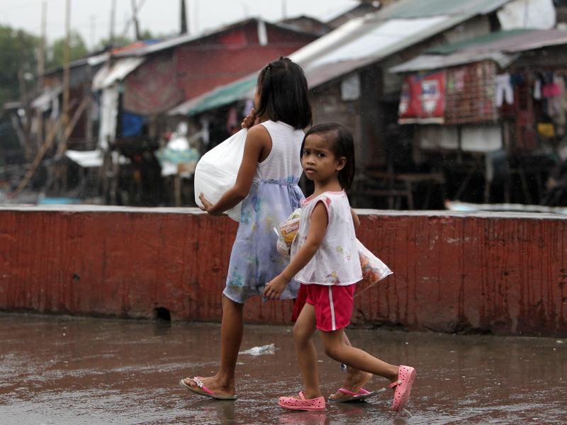 Haiyan kommt: Philippinische Kinder suchen Schutz vor dem heraufziehenden Sturm. Foto: FRANCIS R. MALASIG
