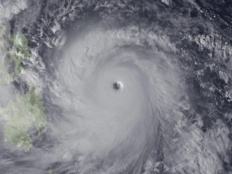 Satellitenaufnahme des Taifuns am Donnerstag noch vor der Küste der Philippinen. Foto: EPA/NOAA