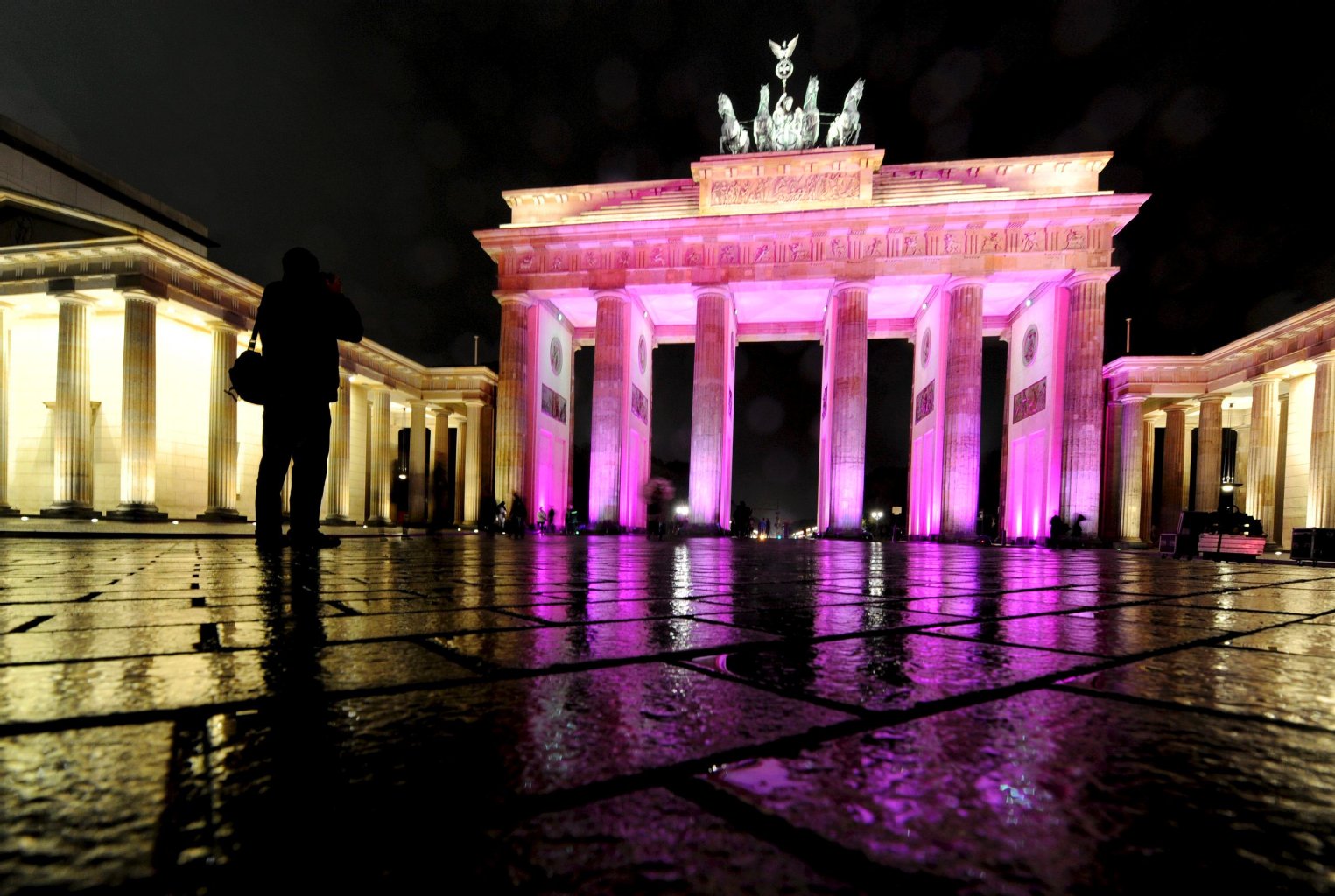 Brandenburger Tor mit Parole beschmiert