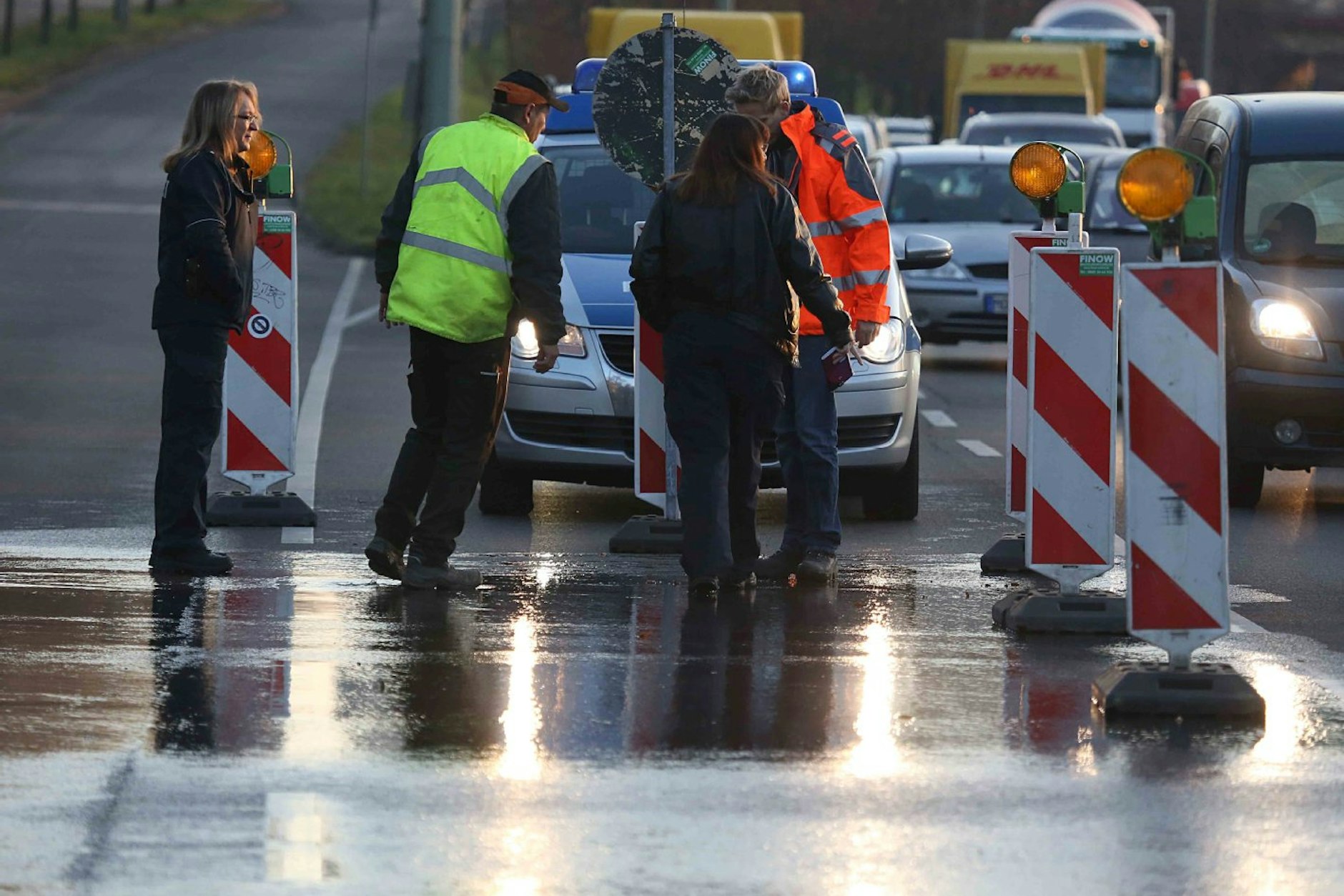 Die Polizei sperrte Teile der Straße nach einem Wasserrohrbruch auf einer Straße in Berlin im vergangenen Jahr. 