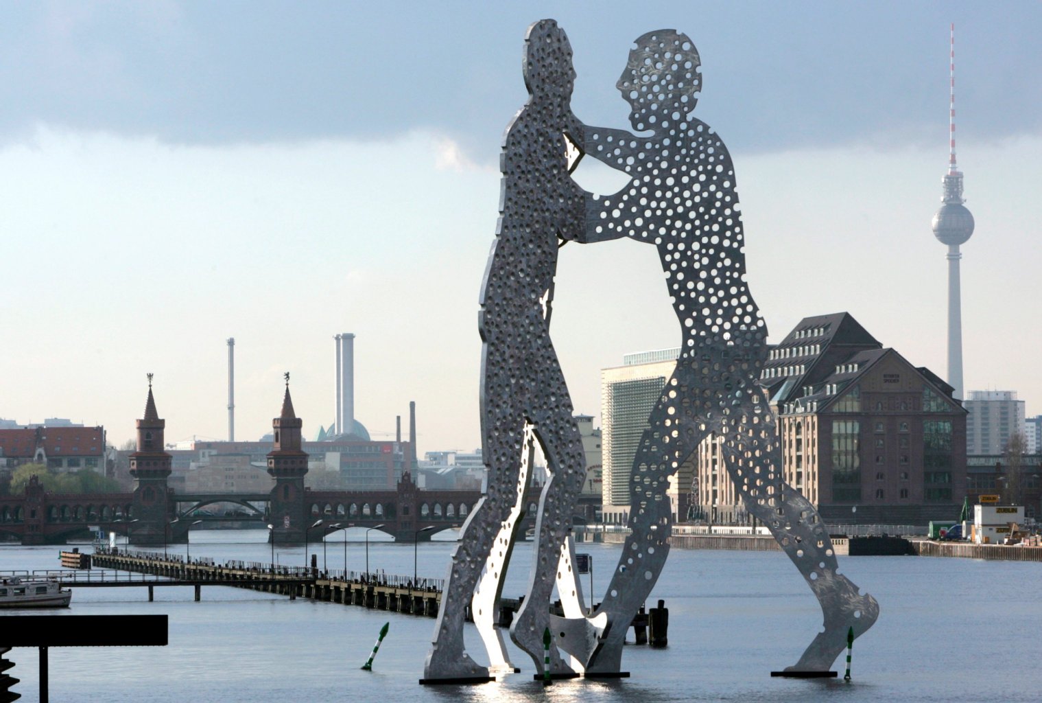Genauso typisch für Friedrichshain ist dieses Bild. Die Riesen mit dem Namen "Molecule man" stehen genau an der Schnittstelle von Treptow, Friedrichshain und Kreuzberg und symbolisieren die drei, vorherig selbstständigen Bezirke.