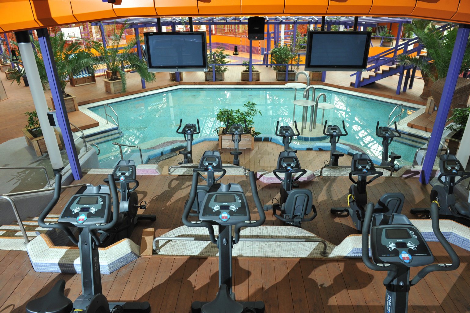 Sport kann man in Friedrichshain auch im SEZ, der Freizeit- und Sportstätte, machen. Fitness, Schwimmen, Stepper, Laufband - alles was müde Muskeln begehren.
