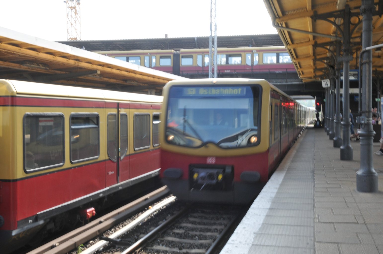 ... nicht nur weil das Ostkreuz so nah liegt. Die S-Bahn-Station ist ein stark frequentierter Umsteigebahnhof, der die Friedrichshainer mit dem S-Bahn-Ring verbindet.
