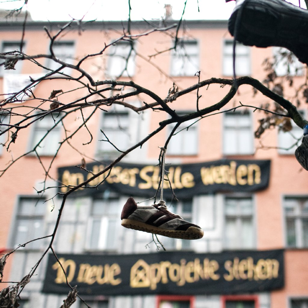 Plakate, Schuhe, Graffitis - typisches Bild an der Liebigstraße.