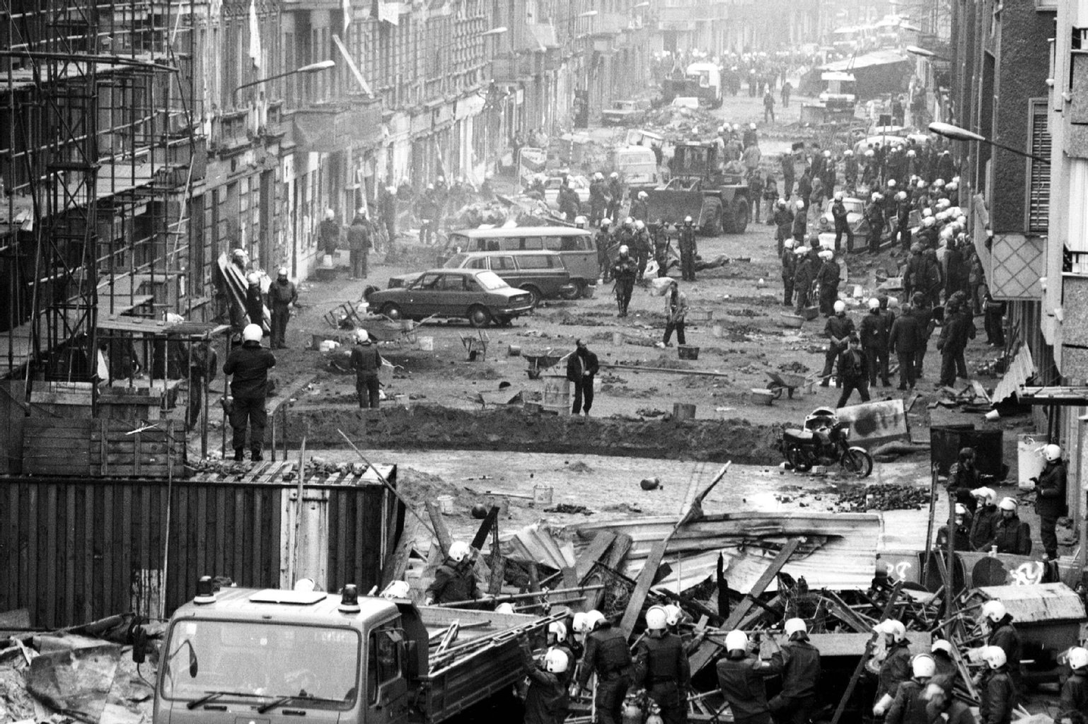 So sahen Straßenräumungen 1990 in Friedrichshain raus. Hier versucht die Polizei Häuser in der Mainzer Straße zu räumen.