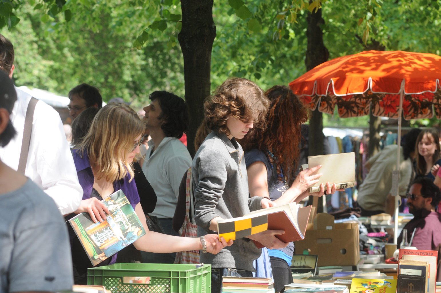 Must go: Der beliebte Flohmarkt auf dem Boxhagener Platz. Jeden Sonntag feilschen hier Berliner und Touristen um den besten Preis. Ob Platten, Möbel, Klamotten oder Schmuck - hier findet jeder etwas.