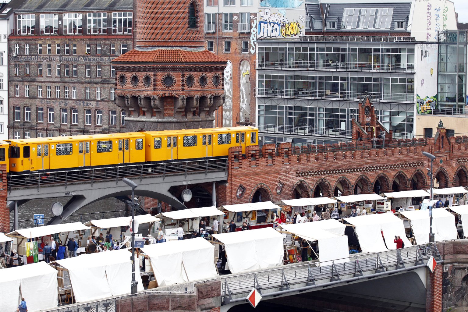 Der andere, stadtbekannte Dreh- und Angelpunkt in Friedrichshain ist die Warschauer Straße, an der auch die U1 endet beziehungsweise startet. Die Brücke verbindet Kreuzberg und Friedrichshain. Im Sommer findet dort regelmäßig ein Kunstmarkt regionaler Künstler statt.
