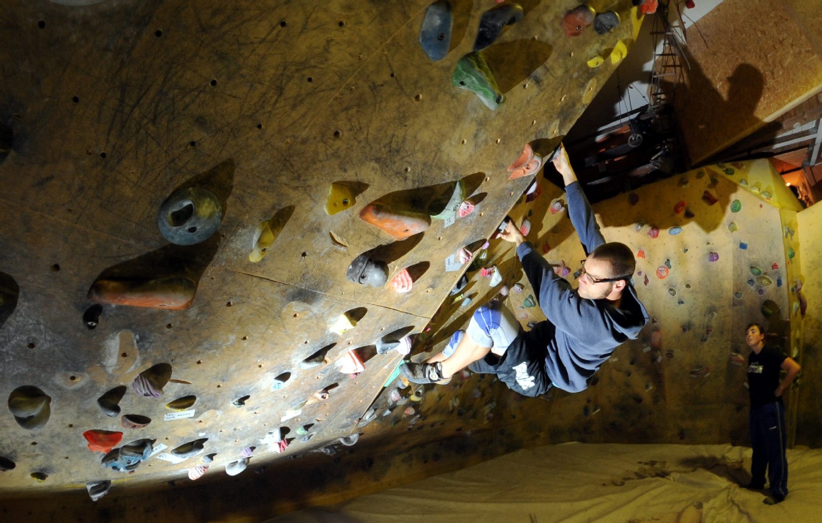Es gibt aber noch weitere Hallen, in denen man beim Sport nicht nur zugucken braucht. Am Kegel in Friedrichshain kann man nicht nur draußen klettern, sondern auch in der Boulderhalle Griffe "wegziehen".