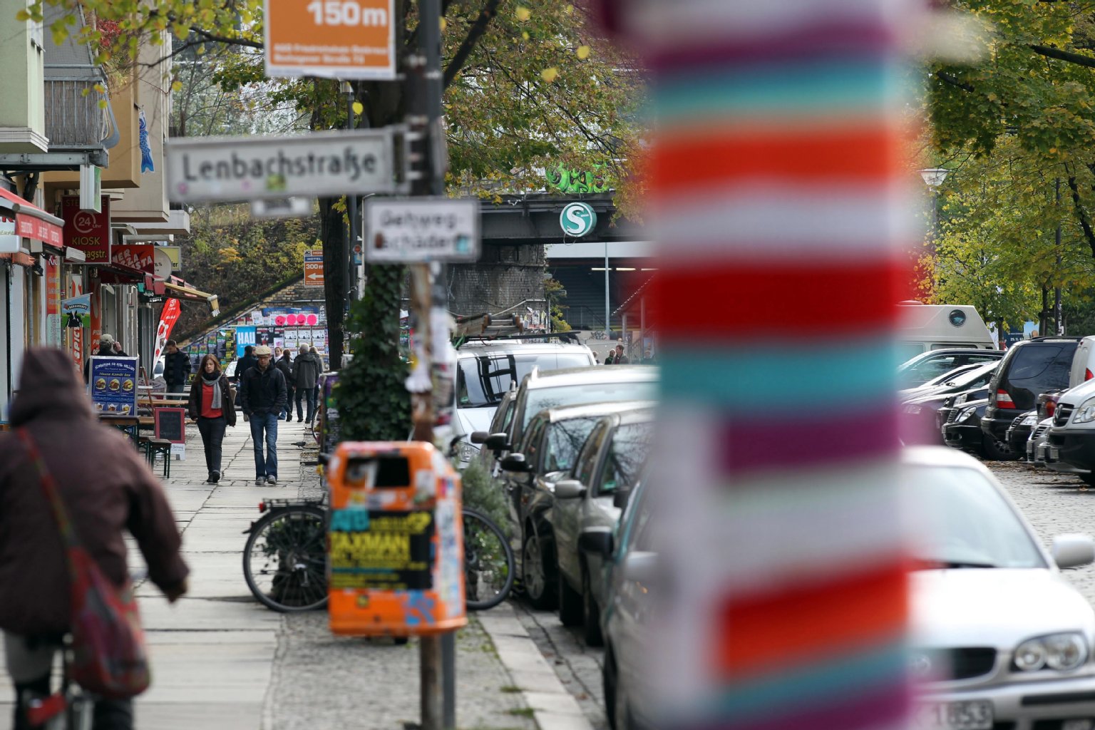Wer vom Shoppen genug hat, macht einen Abstecher in den Kiez am Ostkreuz. Dort reiht sich Bar an Bar und Café an Café.