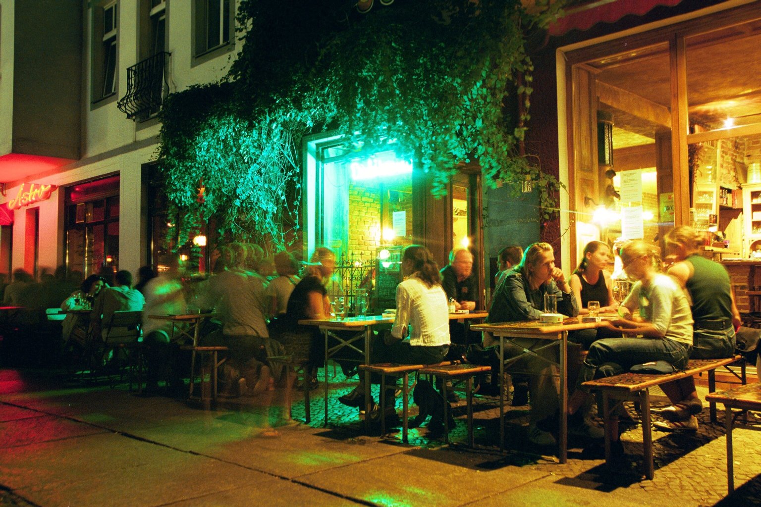 Etwas weiter südlicher befindet sich die wohl bekannteste Straße von Friedrichshain: Die Simon-Dach-Straße: Unzählige Kneipen reihen sich an der Straße auf, am Wochenende ist der Simon-Dach-Kiez eine beliebte Party-Promenade - ganz zum Ärgernis der Anwohner.