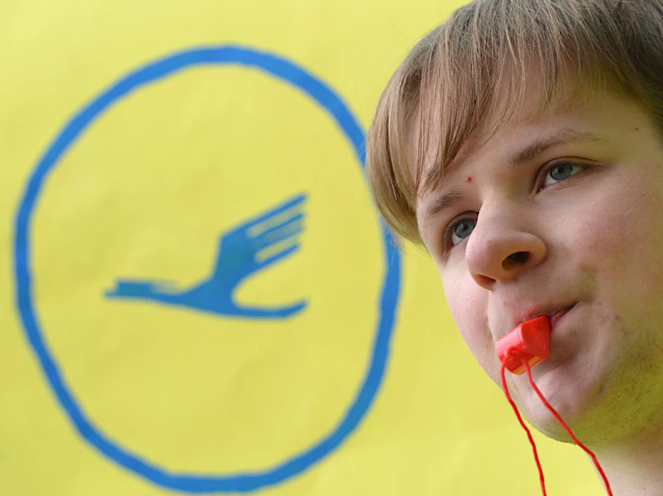 Bei der Lufthansa tritt am Montag (22.04.2013) erneut das Bodenpersonal in einen Warnstreik. Zu dem ganztägigen Ausstand hat die Gewerkschaft Verdi aufgerufen, um in den Tarifverhandlungen für rund 33.000 Beschäftigte ein verbessertes Angebot zu erzwingen.