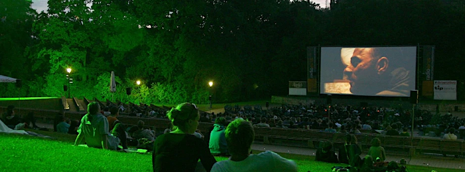 Endlich wieder draußen Filme gucken, zum Beispiel im Freiluftkino im Volkspark Friedrichshain.