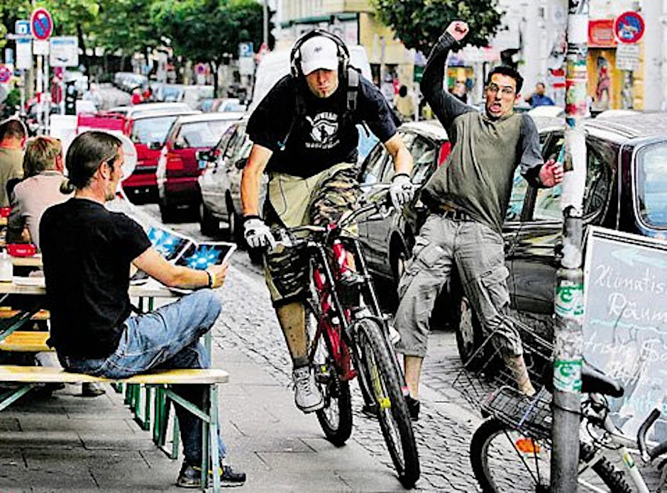 Kinder bis zum zehnten Lebensjahr dürfen auf dem Fußweg fahren. Für alle anderen Radler gilt: Runter vom Fußweg!