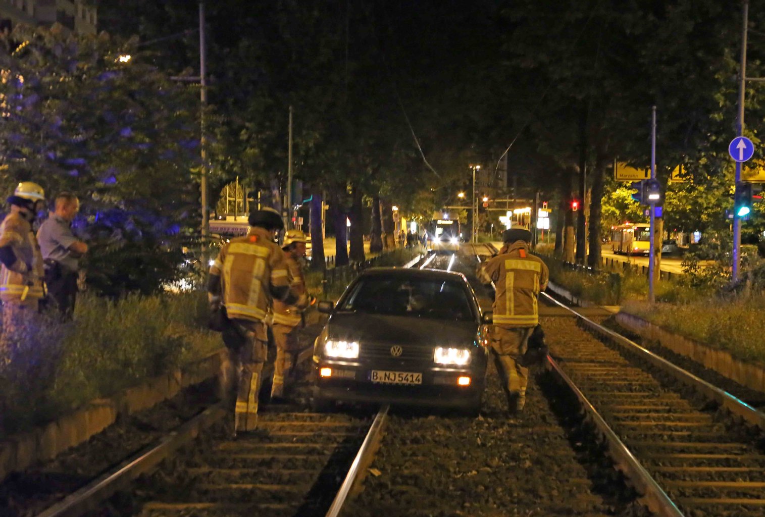 Gegen Mitternacht auf Montag verfuhr sich eine Autofahrerin auf der Danziger Straße ins Straßenbahngleisbett.