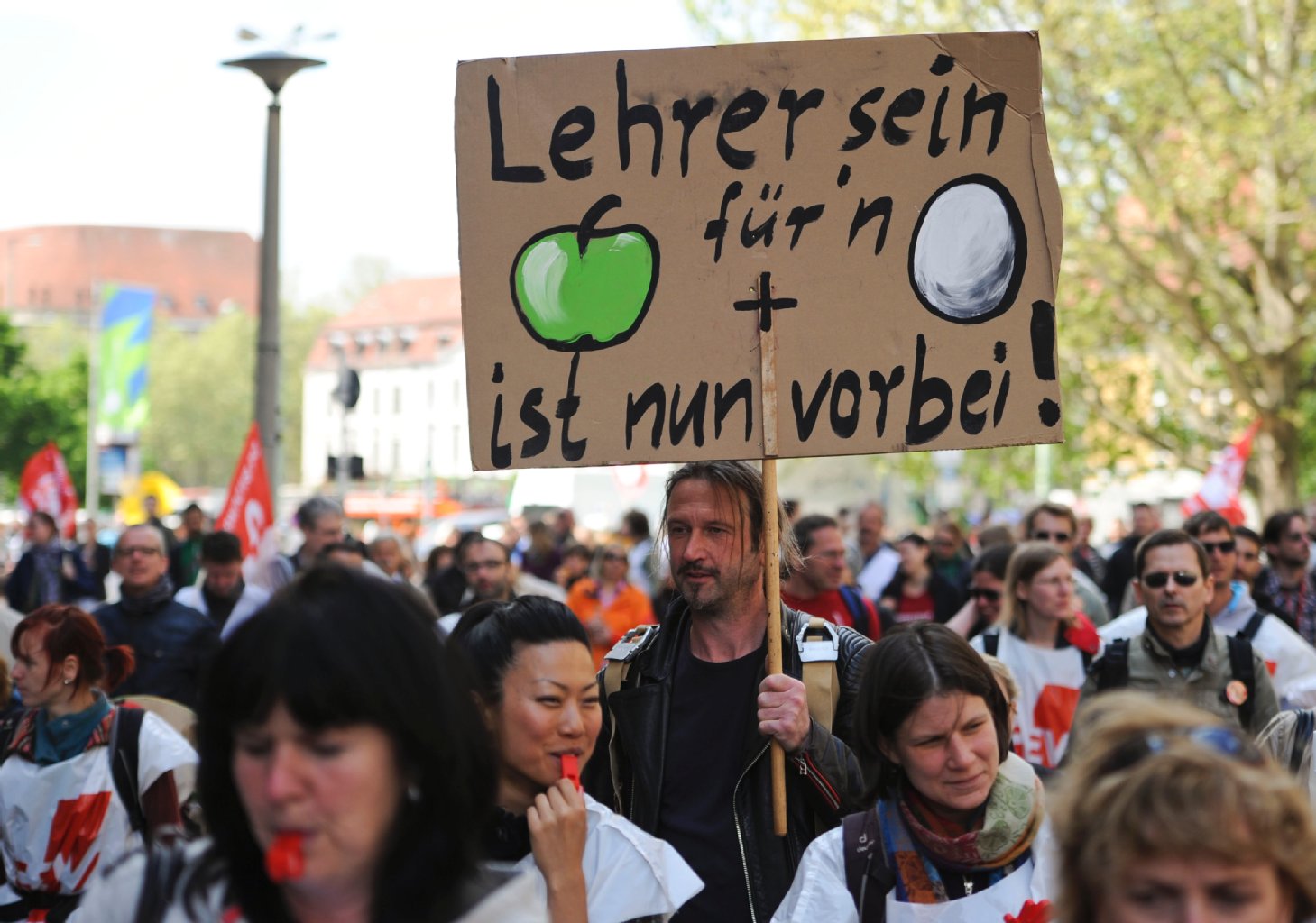 Angestellte Lehrer streiken erneut