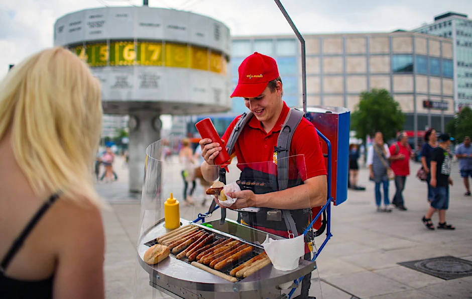 Schneiden in Sachen Hygiene gut: Grillwalker am Alexanderplatz.