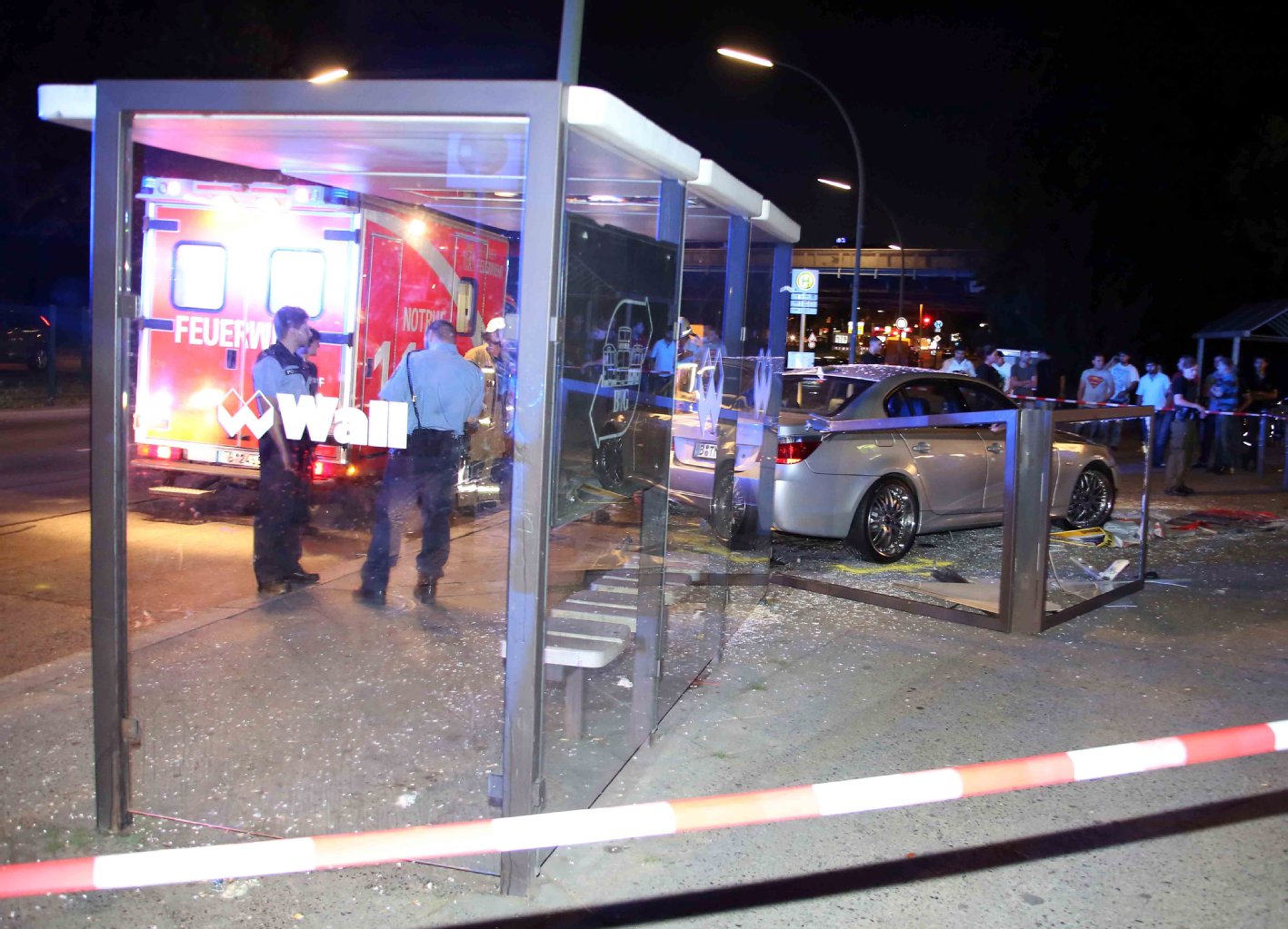 Mann an Bushaltestelle von Auto erfasst