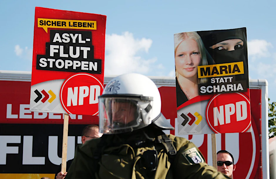 Die rechtsextremistische NPD demonstriert gegen das Flüchtlingsheim in Hellersdorf
