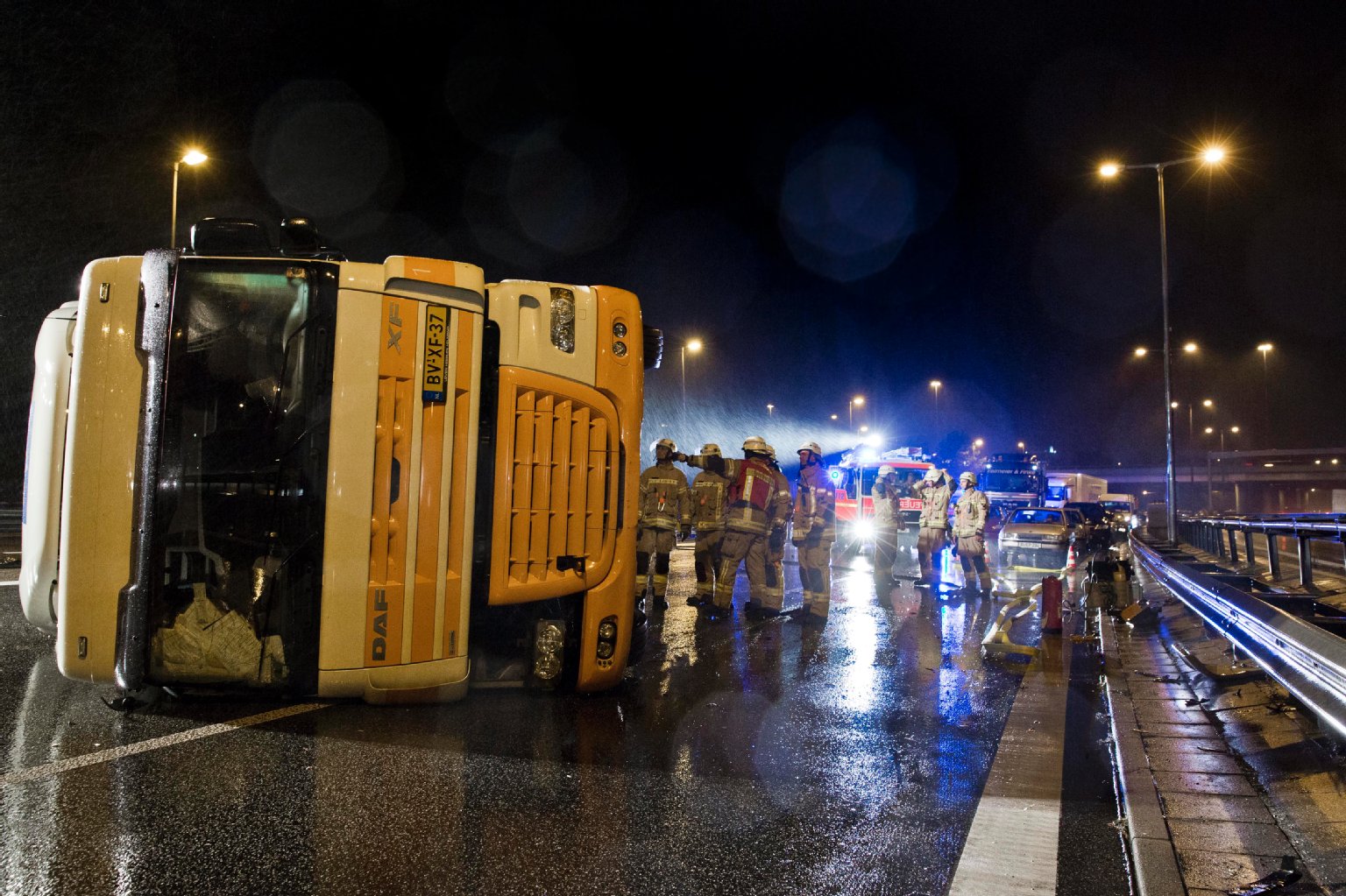 LKW umgestürzt - Autobahn gesperrt