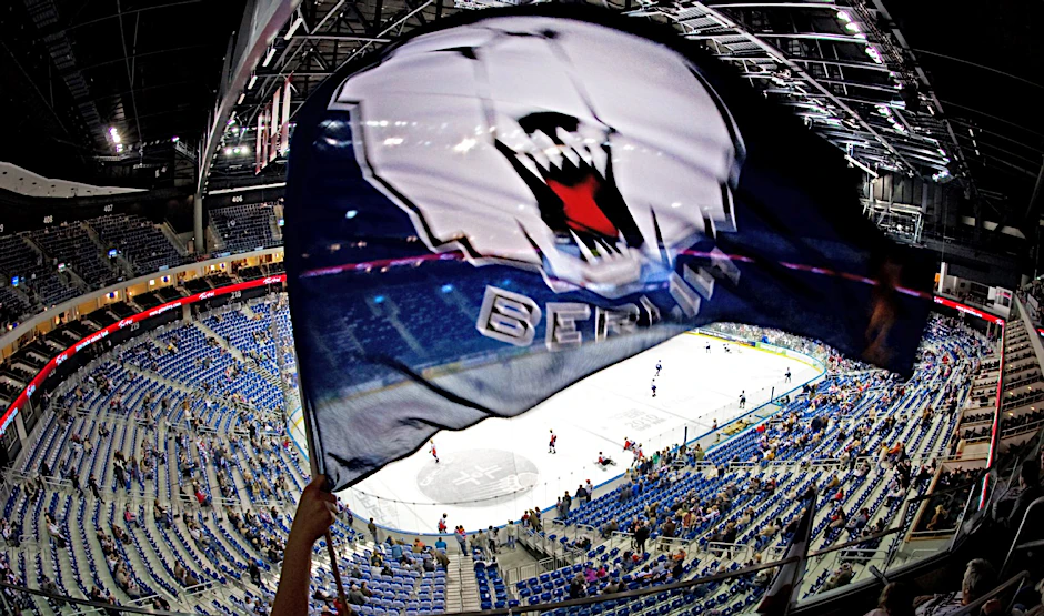 Ein Eisbären-Fan schwenkt vor Spielbeginn eine Fahne der Eisbären.