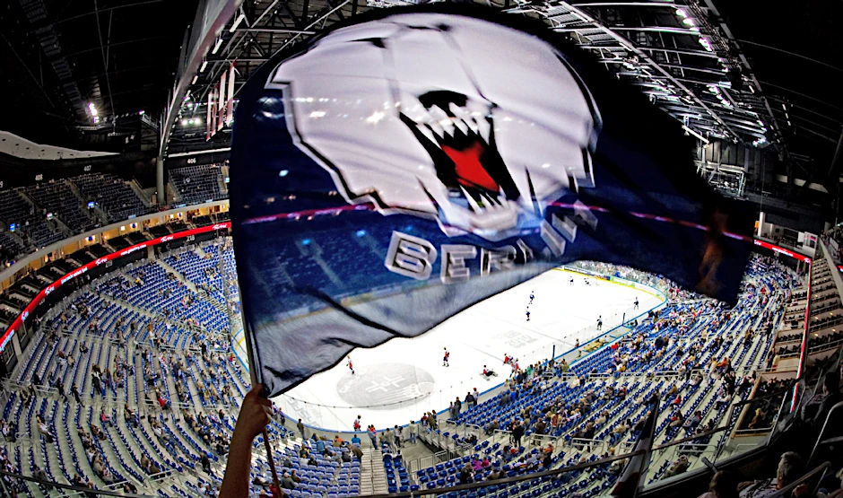 Beim Auswärtsspiel der Eisbären Berlin ist es zu Auseinandersetzungen mit der Polizei gekommen.