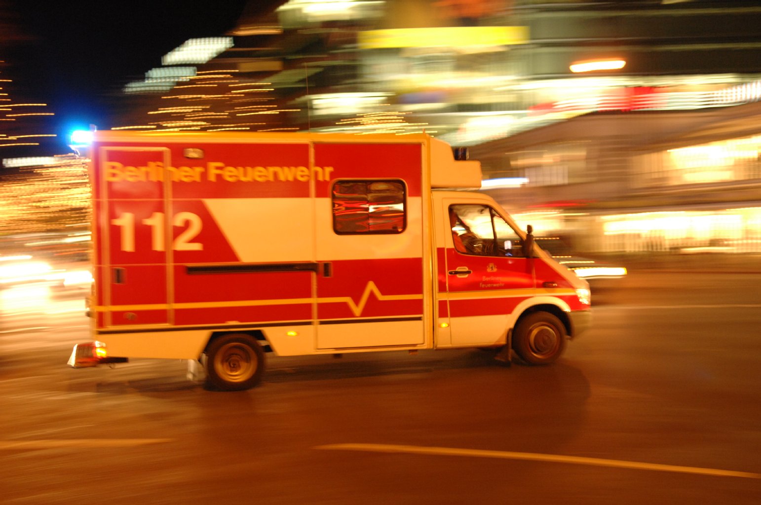 Auto tötet Fußgänger und kracht in Apotheke