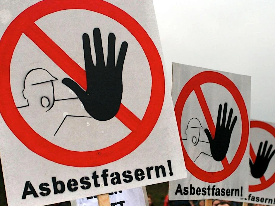 Achtung Asbest: Zwar ist Asbest in Deutschland seit 1993 verboten, doch noch immer findet sich der Schadstoff laut Stiftung Warentest in alten Wohnungen und Häusern.