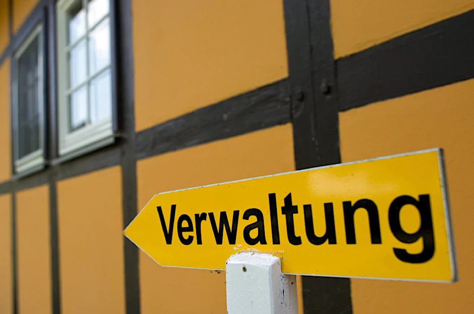 Ein Hinweisschild mit der Aufschrift «Verwaltung» auf dem Gelände des Kinder- und Jugendheimes der Haasenburg GmbH in Neuendorf am See (Brandenburg).