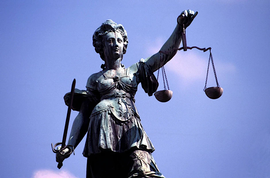 Der 37-Jährige stand nach sechseinhalb Jahre Haft wegen schweren Kindesmissbrauchs unter Führungsaufsicht und durfte keinen Kontakt zu Kindern aufnehmen, als er sich 2010 im Stadtteil Hellersdorf als Betreuer selbstständig machte.