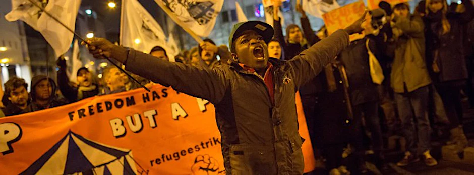 Flüchtlinge und Unterstützer des Protestcamps der Asylbewerber am Oranienplatz protestieren zum Berliner Innensenat. Um Zuwanderungs-, Asyl- und Flüchtlingspolitik ist in den vergangenen Wochen immer wieder eine Debatte entbrannt.