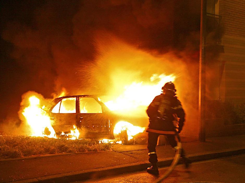 Insgesamt brannten 1067 Autos zur Silvesternacht in ganz Frankreich. Immerhin 10,6 Prozent weniger als im letzten Jahr (Bild: Archiv 2007).