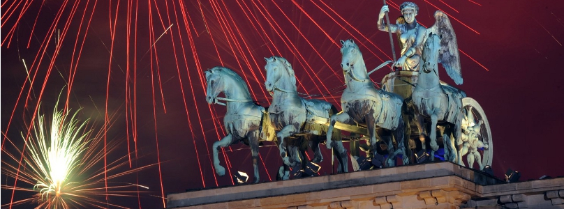 Silvester am Brandenburger Tor: Bei dem Open-Air-Spektakel entlang der Straße des 17. Juni feiern Menschen aus aller Welt den Jahreswechsel.