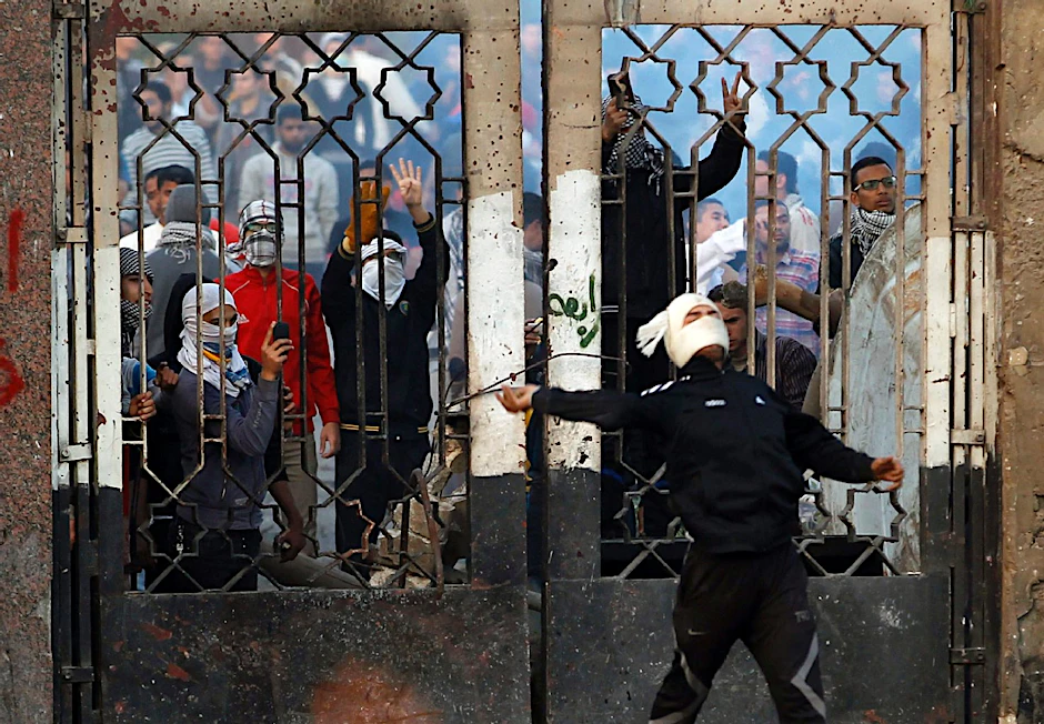 Revolution, und kein Ende: In Kairo an der al-Azhar Universität toben die Kämpfe zwischen Mursi-Unterstützern und der Polizei.