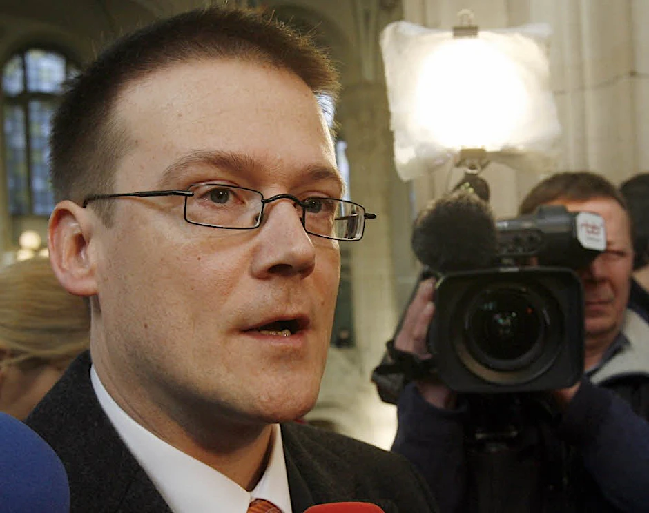 Roland Weber, 47, ist seit Herbst 2012 der erste Opferbeauftragte des Landes Berlin. Auf der Internetseite www.berlin.de/sen/justiz/opferbeauftragter/hilfsangebote.html wird unter anderem erklärt, wie man eine Straftat anzeigen kann, wer einem hilft und dass zum Beispiel die Beratung durch private Opferorganisationen kostenlos ist.