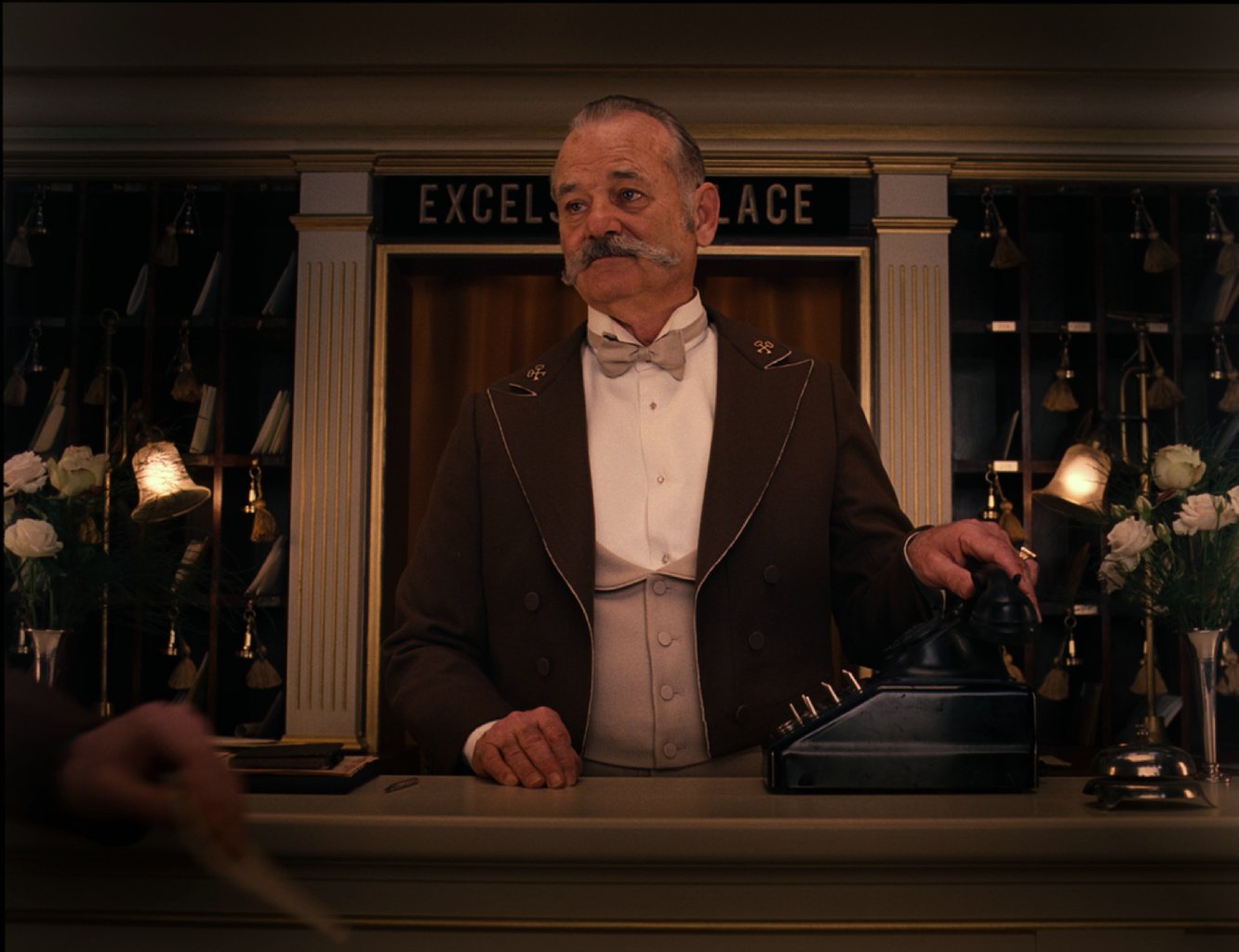 Auch er spielt mit im Berlinale-Eröffnungsfilm „Grand Budapest Hotel“: Bill Murray als M. Ivan mit prächtigem Schnauzer.