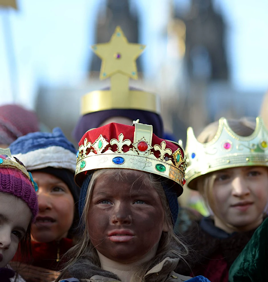 Schon wieder Feiertag: Am Drei-Könige-Tag ziehen Sternsinger durch die Straßen und bitten um kleine Gaben.