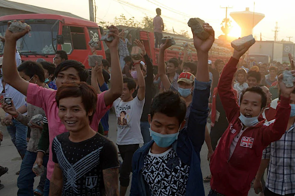 Phnom Penh: mit Steinen gegen die Kugeln der Polizei