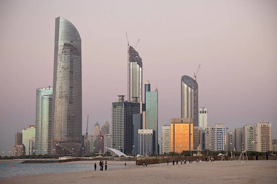 Sieht modern aus: Abu Dhabi. Der israelische Fußballspieler Dan Mori darf mit seiner Mannschaft Vitesse Arnheim trotzdem nicht miteinreisen zum Trainingslager.